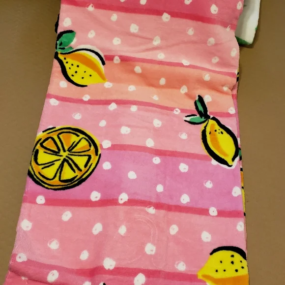 Betsey Johnson Beach Towel 28 in x 58 in - Picture 2 of 7